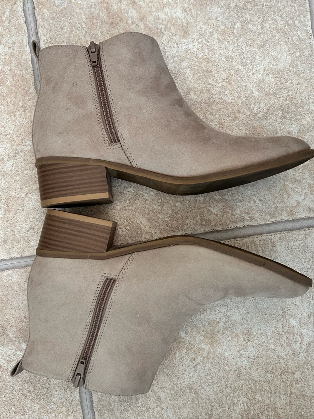 Old Navy size 8 Taupe Suede Ankle Booties with Side Zip - Women's